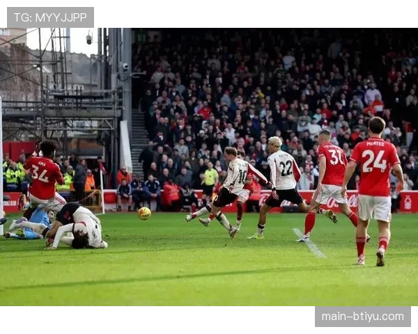 诺丁汉森林五后卫体系,佩雷拉首秀试图限制萨拉赫边路突破 诺丁汉森林五后卫体系,佩雷拉首秀试图限制萨拉赫边路突破